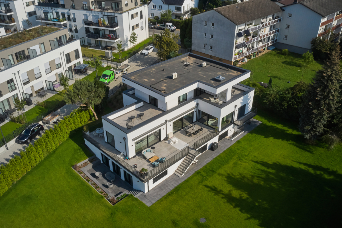 Einfamilienhaus mit Dachterrassen und umlaufenden Balkonen