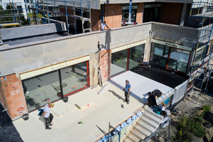  gedämmte Terrasse mit Kunststoff-Abdichtung und darunterliegender Brandschutzlage 