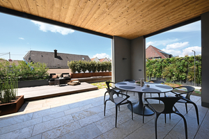  Der überdachte Eingangsbereich zur neuen Dachterrasse ermöglicht einen geschützten Aufenthalt an der frischen Luft und bietet Zuflucht bei Regen und großer Hitze 