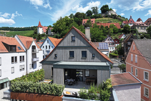  In Beilstein im Nordosten Baden-Württembergs wurde die rückseitige Fassade des ehemaligen Amts- und Pfarrhauses erneuert. Dabei entstand auf einer Flachdachfläche eine begrünte Dachterrasse 