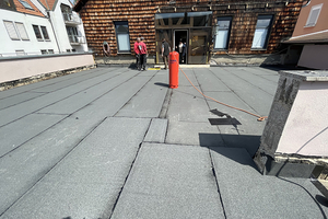  Vor der Sanierung gelangte man aus dem Wohnbereich direkt auf eine ungenutzte Dachfläche. Die anliegende Fassade war mit Holzschindeln verkleidet, die zurückgebaut wurden 