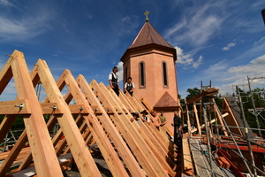  Das Kirchturmdach ist fertiggestellt und mit Kupferblechen verkleidet (siehe rechts im Bild). Als nächstes wurden die Dachstühle über dem Hauptschiff, Altarraum und den Querschiffen der Kirche errichtet 