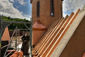 Das Dach des Kirchturms ist fertiggestellt und mit Kupfer verkleidet. Der neue Dachstuhl für den Altarraum und das Hauptschiff der Kirche sind bereits aufgerichtet 