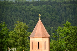  Das Kuppeldach des Kirchturms und die Apsis wurden von der Firma Fuchs und Gierke aus dem sächsischen Ottendorf-Okrilla mit Kupferblechen verkleidet  