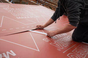 Dank der doppelten Selbstkleberänder lässt sich DELTA®-MAXX PLUS einfach drehen: Das bedeutet eine schnelle und einfache Verlegung.