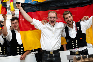  Linus Großhardt, Alexander Bruns und weitere Mitglieder aus der Zimmerer-Nationalmannschaft freuen sich über Linus' Sieg bei den „Euroskills 2025“ 