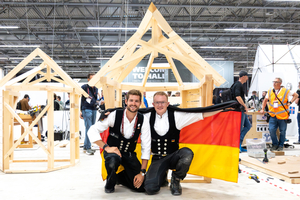  Linus Großhardt (rechts) belegte bei den „Euroskills 2025“ im Wettbewerb der Zimmerer den ersten Platz. Alexander Bruns (links), Goldmedaillengewinner bei den „Worldskills 2019“, war als Experte und Unterstützer mit dabei 