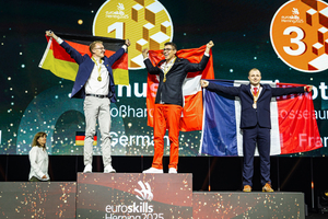  Zimmerer Linus Großhardt aus Baden-Württemberg und Maurus Dörig aus der Schweiz (Mitte) gewannen jeweils eine Goldmedaille bei den „Euroskills“, Bronze ging an Timothé Josseaume aus Frankreich (rechts) 