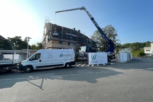  Den Fuhrpark des Dachdeckerbetriebs hat René Langer um einen neuen Elektro-Transporter und einen Lkw-Autokran von Böcker erweitert 