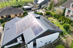  Wohnhausdach mit Satteldach nach der energetischen Sanierung durch die Walter Schmidt Bedachungen GmbH 