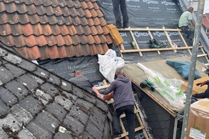  Neben Reparatur- und Wartungsarbeiten führt der Dachdeckerbetrieb aus Hildesheim vermehrt energetische Dachsanierungen und Umdeckungen durch 