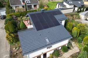  Wohnhausdach nach der Sanierung mit neuer Eindeckung und dachintegrierter Solaranlage 
