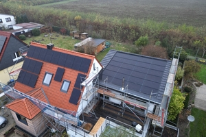  Die Firma Walter Schmidt Bedachungen hat sich auf dachintegrierte Photovoltaiksysteme spezialisiert, installiert aber auch aufgeständerte PV-Anlagen 