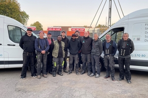  René Langer (ganz links) hat die Firma Walter Schmidt Bedachungen in Hildesheim mit nur sechs Mitarbeitenden und einem Azubi übernommen. Inzwischen umfasst das Team 15 Mitarbeitende 