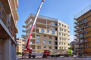  Auf der Baustelle wurden die Holzrahmenbauelemente mit dem Kran eingehoben und anschließend montiert  