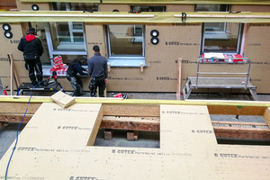  Im Rahmen der Vorfertigung wurden schwer entflammbare Holzfaserdämmplatten von Gutex verarbeitet 