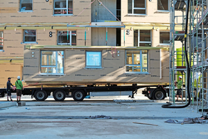  Die Wandelemente mit eingebauten Fenstern wurden nach der Vorfertigung auf die Baustelle geliefert  