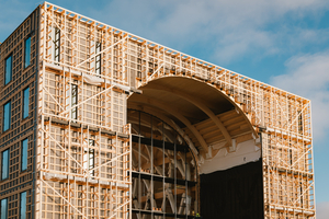  Das fünfgeschossige Hauptgebäude („Dokhouse”) erhält ein 58 m langes und 16 m breites Atrium – komplett aus Holz 