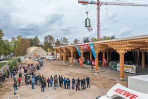  Das neue „Green Building” von Rewe in Berlin feierte sechs Monate nach Beginn der Bauzeit Richtfest. Bis dahin wurden rund 1450 m3 Nadelholz verbaut 