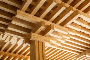  42 Holzstützen bilden das Tragwerk des neuen Marktes. Durch die modulare Holzbauweise konnte der Bedarf an Beton um etwa 25 Prozent gesenkt werden  