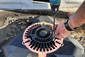  Fünf von zehn Gullys auf dem Dach wurden mit „Roofguards“ ausgestattet, die Nachrüstung der „Fleck connect“-Module erfolgte später 