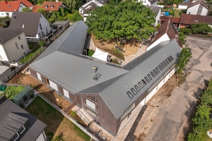  Das „Kinderhaus unterm Blätterdach“ erhielt ein homogenes Dach mit „Cedral“-Dachplatten in Doppeldeckung  
