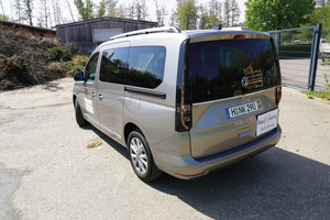  Der „VW Caddy“ in der Heckansicht. Die seitlichen Schiebetüren erleichtern das Ein- und Aussteigen für die Fahrgäste in den hinteren Sitzreihen 