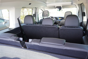  Mit sieben Sitzplätzen und langem Radstand erweist sich der „Caddy V“ als sehr geräumig 