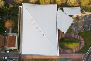  Die große Sporthalle wird ergänzt um zwei Nebentrakte, die sich versetzt anschließen 