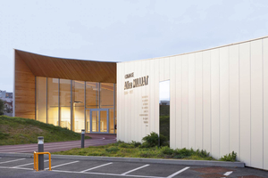  Die silbrig-matte Aluminiumfassade des Sportzentrums im französischen Choisy-le-Roi ist nicht nur für Sportbegeisterte ein echter Hingucker 