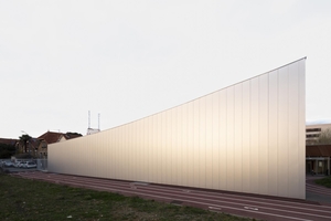  Die Kalzip „FC 30/500“-Paneele an der Fassade folgen der konkaven Dachwölbung. Jedes Fassadenelement wurde individuell angepasst 