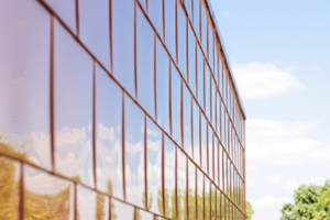  Die genaue Verarbeitung der Kupferschindeln an der Fassade war besonders wichtig, vor allem im Bereich der Anschlüsse an die Fenster, in Gebäudeecken und an den Dachrändern 
