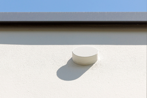  Für die Entlüftung der Fallrohre, die hinter der Fassade liegen, wurde eine „Wuppertaler Blende“ im Farbton des Fassadenputzes eingebaut 