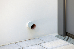  Fassadendurchbruch für die Notentwässerung: Die Rohre der Notausläufe sind sehr schmal (DN 50) und ragen in etwa 25 cm Höhe über dem Boden aus der Wand 