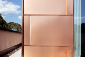  Die Kupferschindeln verarbeiteten die Mitarbeiter der Firma Nebeler Bedachungen akkurat an der Fassade, bis in die Laibungen hinein 