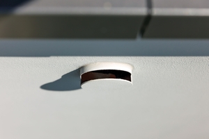  Die Blende ist von unten geschlossen, die Entlüftungsöffnung weist nach oben 