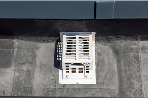  Auf dem Flachdach wurden zwei „Loro-Duoflux“-Attika-Abläufe eingebaut 