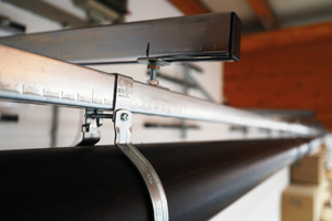  Da die Rohre nicht in allen Hallen an der Decke befestigt werden konnten, mussten Wandbe­festigungen teils individuell angefertigt werden 