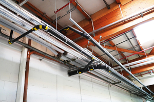  Von oben führt die Hauptentwässerung in die Sammelleitung der Notentwässerung. Elektroschweißmuffen sichern jede Richtungs­änderung  