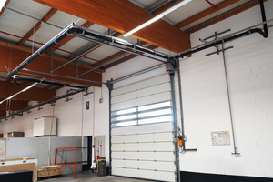  Die wasserführenden Leitungen mussten so verlegt werden, dass sie dem Rolltor nicht im Wege sind 