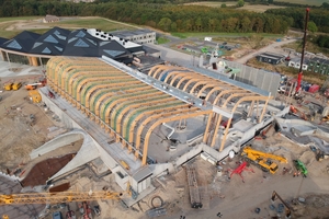  Um die wellenförmige Dachkonstruktion zu erzeugen, war eine komplexe und filigrane Tragkonstruktion aus Brettschichtholz und Stahlbauteilen notwendig 