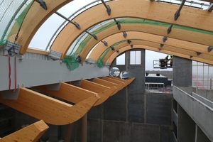  Jede Anschlussplatte der Druckstäbe aus feuerverzinktem Stahl weist unterschiedliche Winkel auf 