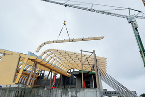  Die Montage mit beengten Platzverhältnissen erforderte ein Hebezeug mit Nivellierung 