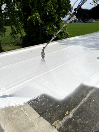 Dachabdichtung „Triflex ProSolar Finish+“ 