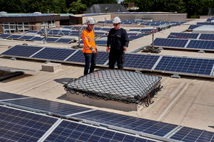  Mit geeigneten Maßnahmen zur Absturzsicherung lassen sich Ab- und Durchsturzunfälle bei Arbeiten an Photovoltaikanlagen auf Steil- und Flachdächern vermeiden 