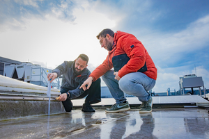 Auf der Messe Dach+Holz 2026 stellt Triflex seinen neuen Service „Dachcheck“ vor. Dabei bewertet der Flüssigkunststoffhersteller den Zustand von Dächern, um Schäden frühzeitig zu erkennen 