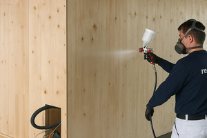  Die Beschichtung „Prefab Woodprotection 25“ lässt sich gleichmäßig per Spritztechnik aufbringen und eignet sich für den temporären Witterungsschutz von Holzbauelementen 