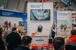  Während der Messe Dach+Holz im Februar 2026 finden am Remmers-Stand täglich Live-Vorführungen zur Verarbeitung und zum Einsatz der vorgestellten Produkte statt 