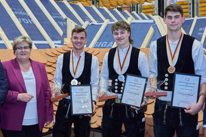  Jan Voges (Vizepräsident des ZVDH, links), die Rheinland-Pfälzische Staatssekretärin Bettina Brück und Kurt Krautscheid (Präsident der Koblenzer Handwerkskammer, rechts), überreichen den diesjährigen Bundessiegern (von links) Kevin Schreijer (1. Platz), Tom Rodenbäck (2. Platz) und Jonas Christiansen (3. Platz) ihre Urkunden 