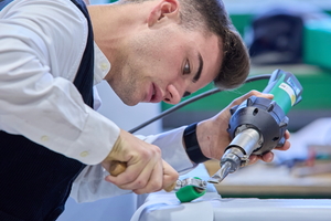  Der 1. Bundessieger Kevin Schreijer während seiner Gegenarbeitsprobe bei der Abdichtung einer Außenecke mit Kunststoffdachbahnen  